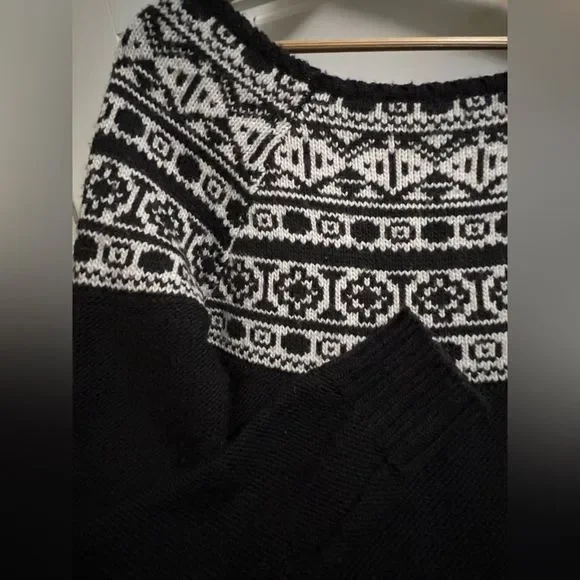 Wool blend oversized American Eagle black and white winter sweater. Size Large. - Picture 3 of 6